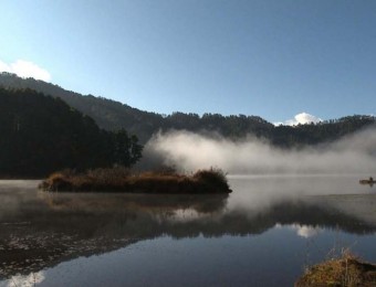 清晨湖面雾气缭绕实拍素材