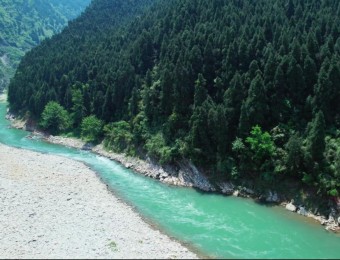 自然大气夏季山谷溪流河流风光航拍素材