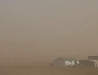 城市被沙尘暴覆盖环境污染雾霾天气环保问题高清视频素材实拍