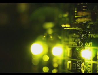 黄绿色霓虹灯电路板发光高清视频素材
